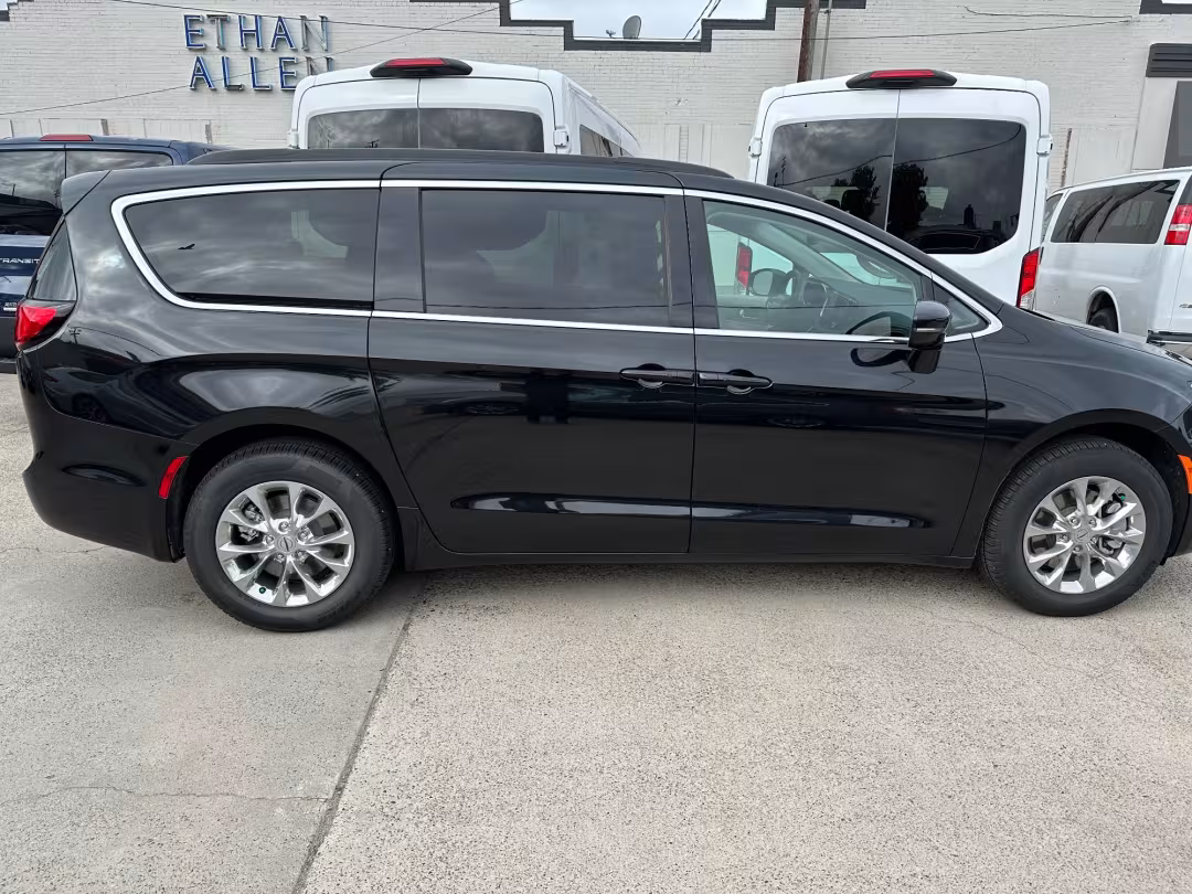 Black 2022 Chrysler Pacifica Touring L AWD Minivan All-Wheel Drive Automatic
